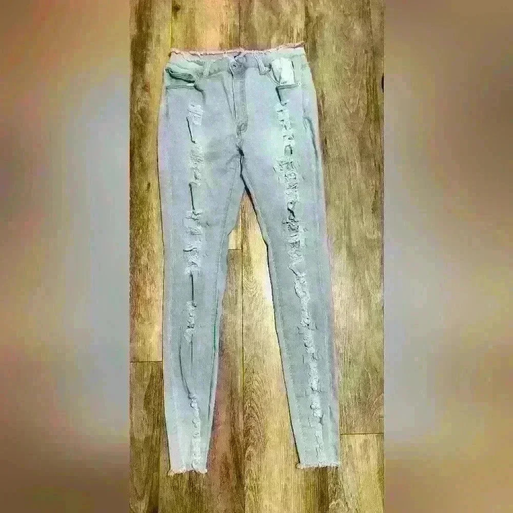 Red Fox Women's Jeans Size 17 Stretchy Ripped Design Like New - Picture 2 of 6